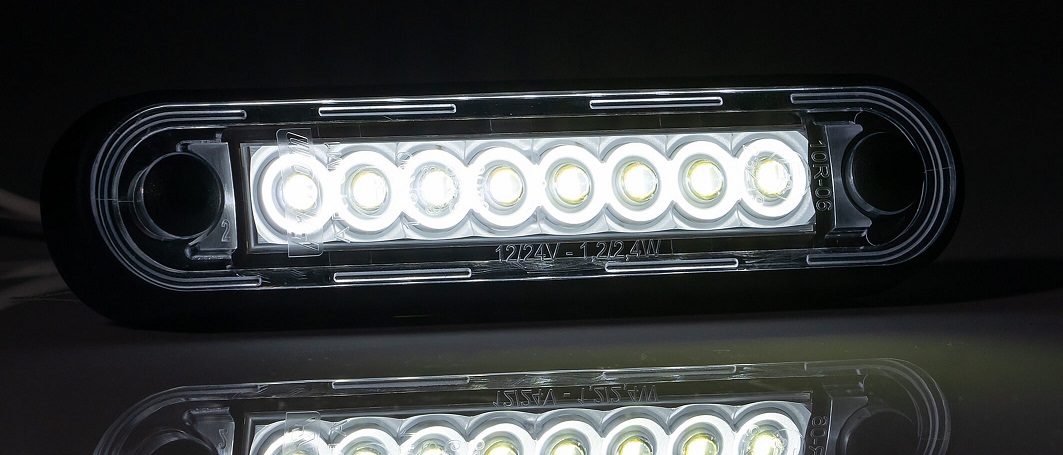 Svítina poziční 12V/36V 8xLED bílá, s podložkou, kabel 0,5m s koncovkoou QS150